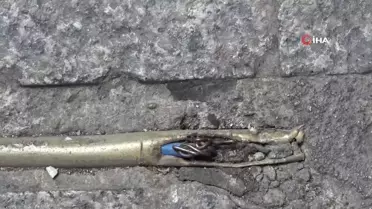 Fatih'te açıkta bulunan elektrik kabloları tedirginlik yarattı