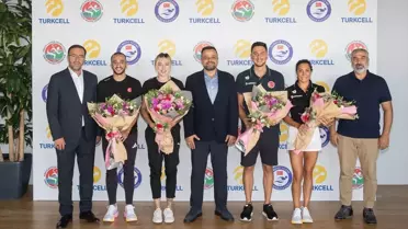Turkcell, Paris Olimpiyatları'nda yüzme ve atletizmde yarışacak milli sporcuları ağırladı
