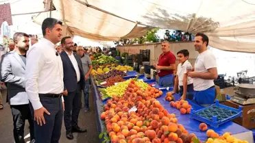 Ataşehir Belediye Başkanı İçerenköy Semt Pazarı'nı Ziyaret Etti