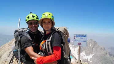 İzmirli çift, Cilo Dağı'nın Reşko Zirvesi'ne teknik ekipman kullanmadan tırmandı