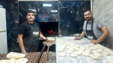 Kahramanmaraş'ta Fırıncılar Sıcak Havada Maraş Çöreği Yapıyor