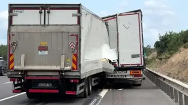 Sarıyer'de Tırın Sıkıştırdığı Kamyon Başka Bir Tıra Çarptı