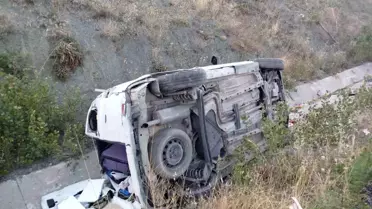 Çorum Alaca'da Hafif Ticari Araç Devrildi: 4 Yaralı