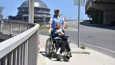 Trabzon'da engelli oğlunu otobüs durağına getiren baba