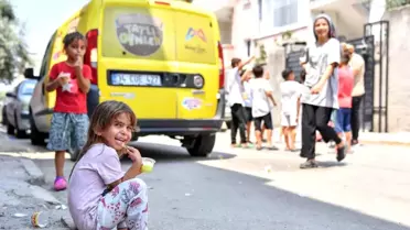 Mersin Büyükşehir Belediyesi, Tarsus'un Meşhur Limon Dondurmasını Çocuklara Dağıtıyor
