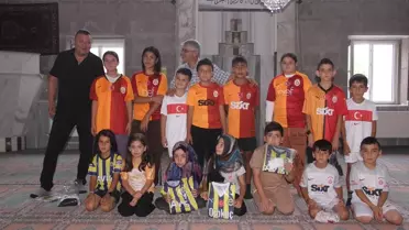Kayseri'deki Kur'an kursu öğrencilerine forma dağıtıldı