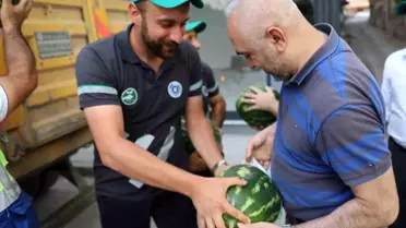 Bursa Büyükşehir Belediyesi Ücretsiz Kavun ve Karpuz Dağıtıyor