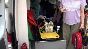 Kadıköy'de Lüks Otomobil Park Halindeki Taksie Çarptı: 3 Yaralı