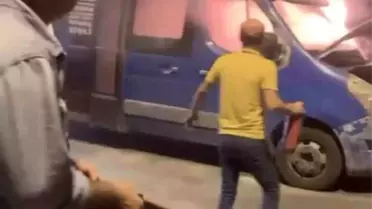 İstanbul Okmeydanı'nda minibüste çıkan yangın itfaiye tarafından söndürüldü