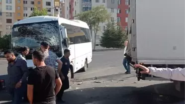 Kamyon ile servis midibüsü çarpıştı: 10 yaralı