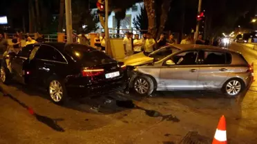 Antalya'da Kırmızı Işık İhlali Yapan Lüks Araç Zincirleme Trafik Kazasına Neden Oldu