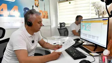 Antalya'da Muratpaşa Belediye Başkanı Ümit Uysal, Dünya Empati Günü'nde Turunç Masa çağrı merkezinde telefonun başına geçti