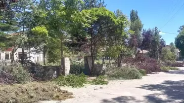 Tokat'ın Başçiftlik ilçesinde park ve bahçelerde temizlik çalışması gerçekleştirildi