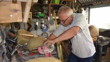 Depremde hasar gören bağlama ustası sazlarını yurt içi ve yurt dışına satıyor