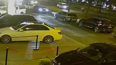 Siverek'te başıboş köpeklerden kaçan genç kadın otomobilin altında kalmaktan son anda kurtuldu