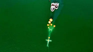 Kırıma uğrayan helikopter yüzdürülerek karaya çıkarılıyor