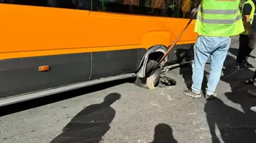Fatih'te yol çökmesi sonucu minibüs çukura düştü