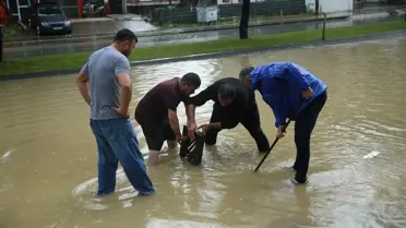 Ordu'nun Altınordu ilçesinde şiddetli yağış nedeniyle ev ve iş yerleri su altında kaldı