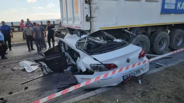 Amasya'da kırmızı ışıkta bekleyen tıra çarpan otomobilde 1 kişi hayatını kaybetti
