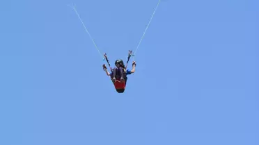 Van Gölü'nde Kadın Paraşütçüler Adrenalin Dolu Uçuşlar Yapıyor