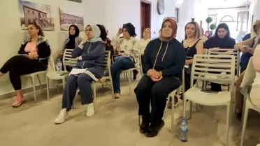 Memorial Kayseri Hastanesi Beslenme ve Diyet Bölümü'nden Uz. Dyt. Betül Merd, Gesi Kamp Merkezi'nde düzenlenen Sağlıklı Yaşam ve Farkındalık Kampı'na katılan kadınlara sağlıklı beslenme ile ilgili bilgi verdi.