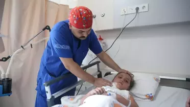 Mersin'de Tırmandığı Kapıdan Düşen 5 Yaşındaki Kız Çocuğu Hayati Tehlikeyi Atlattı
