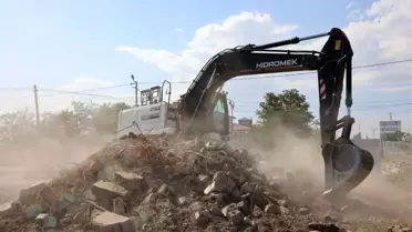 Iğdır Belediyesi Metruk Binaları Yıkıyor