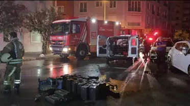 Kadıköy'de Hafif Ticari Araçta Yangın Çıktı