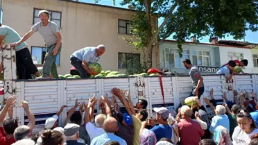 Tokat'ın Zile ilçesinde üretici vatandaşlara tır dolusu karpuz ücretsiz dağıttı