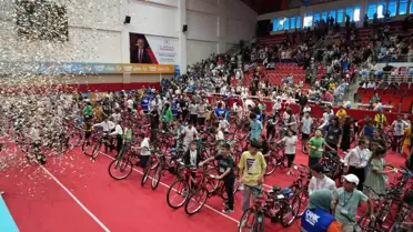 Samsun'da 3 Bin Çocuğa Bisiklet ve Hediyeler Verildi