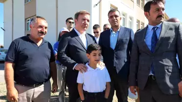 Erzincan Valisi Hamza Aydoğdu, Mollaköy Ortaokulu öğrencilerinin halı saha talebini yerine getiriyor