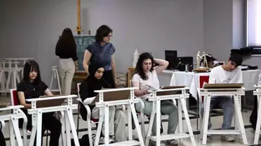 Bağcılar Belediyesi Gençlik Merkezi'nde Karakalem Dersi Alan Öğrenci, Aynı Kuruma Öğretmen Olarak Geri Döndü
