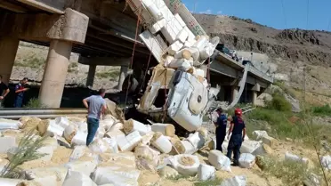 Malatya'da tır şarampole yuvarlandı, sürücü hayatını kaybetti