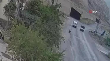 Virajı alamayan motosikletli toprak alana çarptı... O anlar kamerada