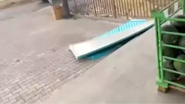 Elazığ'da fırtınada iş yerlerinin tabelaları uçtu