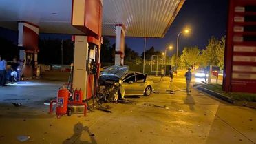 Kırşehir'de Otomobil Benzin İstasyonuna Dalması Kamerada