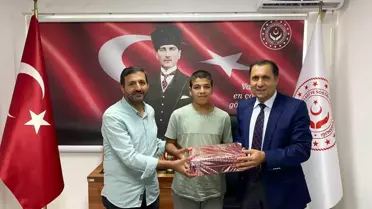 Bilecikli güreşçi Kudret Can Gezer, Aile ve Sosyal Hizmetler İl Müdürü İlkay Türkoğlu'nu ziyaret etti