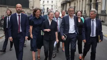 Fransa Cumhurbaşkanı Macron, yeni başbakanını belirlemek için görüşmelere başladı