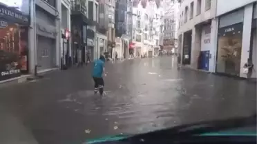 İstanbul'da Sağanak Yağış: Taksim'de Caddeler Sular Altında