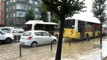 Bahçelievler'de yoğun yağış nedeniyle yolu su bastı araçlar güçlükle ilerledi