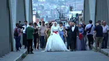 Samsun'un Bafra ilçesinde gelin-damatlar köprüden geçerek dilek tuttu