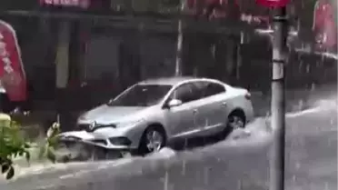 İstanbul'da Sağanak Yağış: Ümraniye ve Ataşehir'de Yollar Göle Döndü