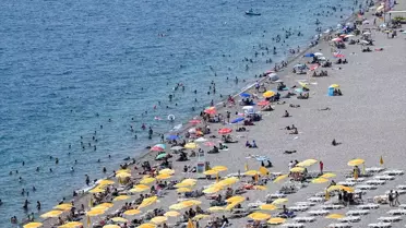 Antalya'da Sıcaktan Bunalanlar Denize Akın Etti