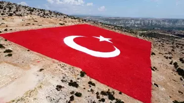 Mersin'in Mut ilçesinde dev Türk bayrağı boyaması tamamlandı