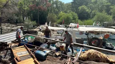 Antalya'da Kemer Balıkçı Barınağı'nda İzinsiz Yapılar Kaldırıldı