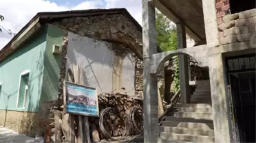 Yarım kalan cami inşaatı nedeniyle tarihi kilisede namaz kılan köy halkı destek bekliyor