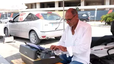 Adana Adalet Sarayı Önünde Daktilo ile Dilekçe Yazan Arzuhalciler