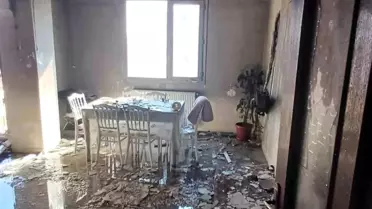Hatay'da 5 katlı apartmanın en üst katında çıkan yangın itfaiyenin müdahalesiyle söndürüldü.