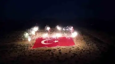 Mersin'de zemine işlenmiş dev Türk bayrağı