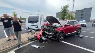 Derince'de hastane otoparkında kaza: Otomobil ağaca ve karavana çarptı